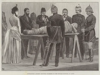 Déballage de momies égyptiennes anciennes au musée Boulak au Caire